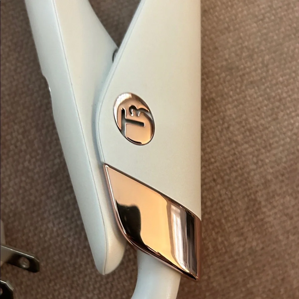 T3 Lucea 1.5” White Hair Straightener - Picture 2 of 7